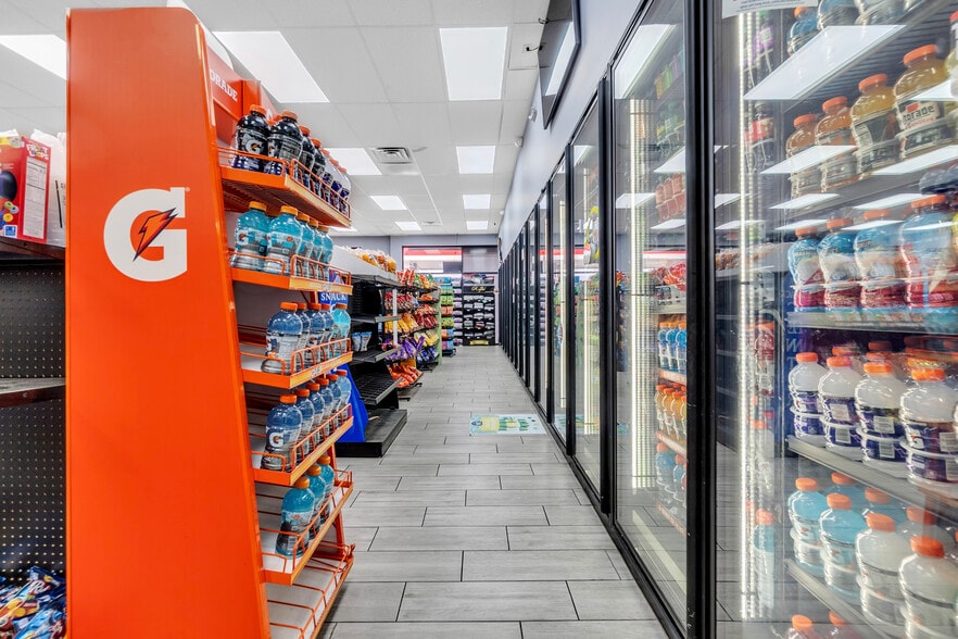 More Photos Of 7641 Hacks Cross Rd, Olive Branch Service Station For Sale