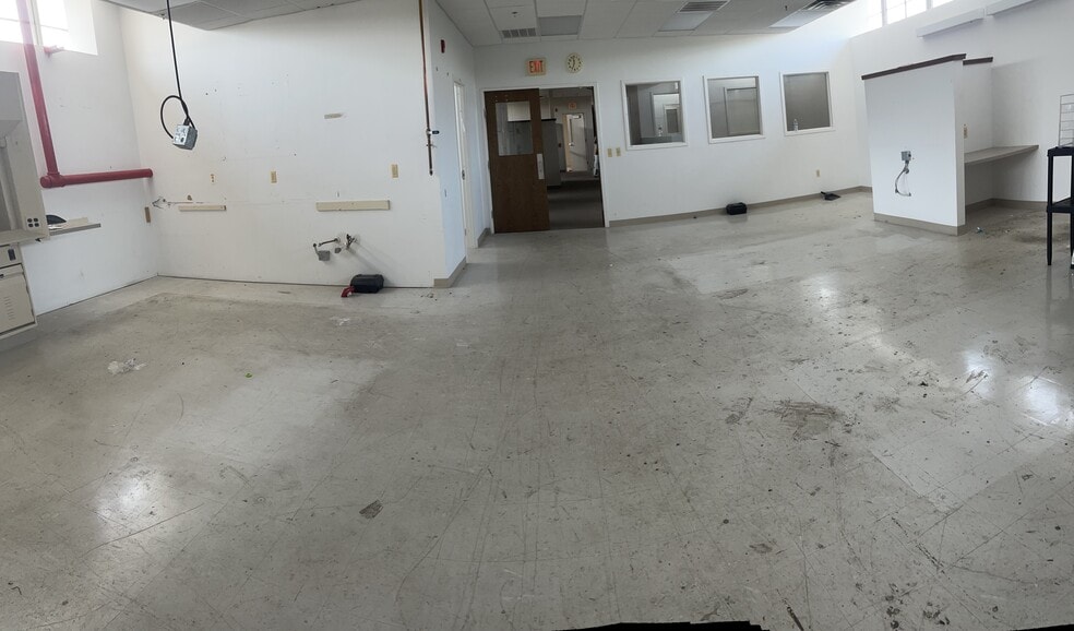 More Photos Of 100 Commerce Dr, Freehold Manufacturing For Lease