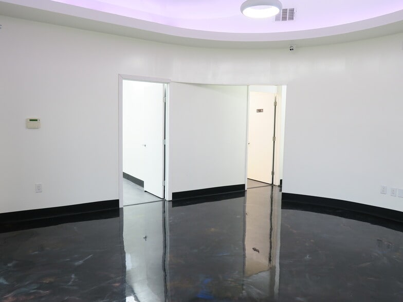 More Photos Of 5830 Star Ln, Houston Light Distribution For Lease