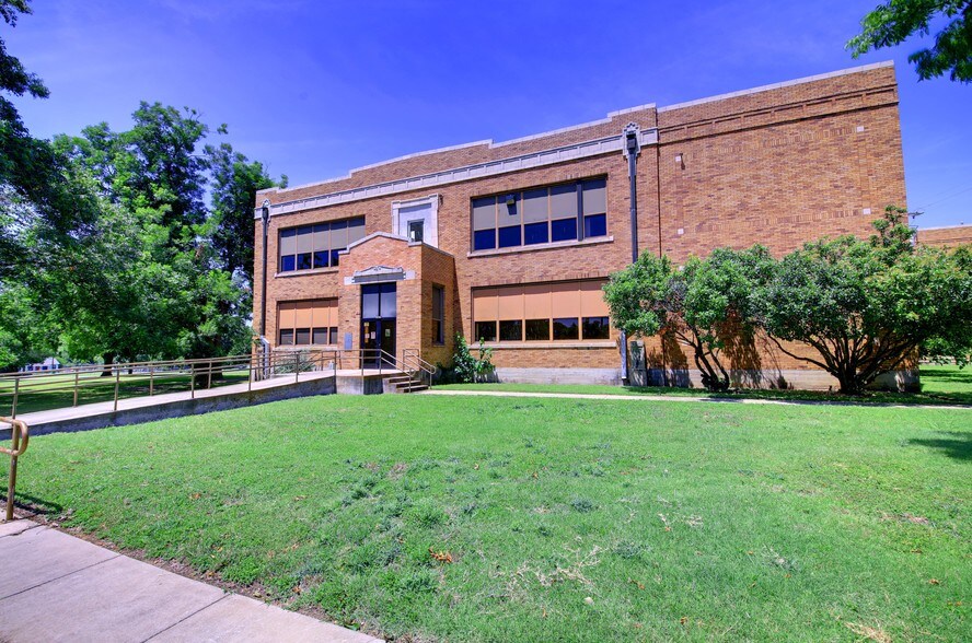 More Photos Of 410 W 7th St, Taylor Research And Development For Lease