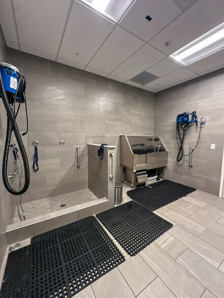 More Photos Of 2386 Florida Highway 426 Hwy, Oviedo Veterinarian Kennel For Sale