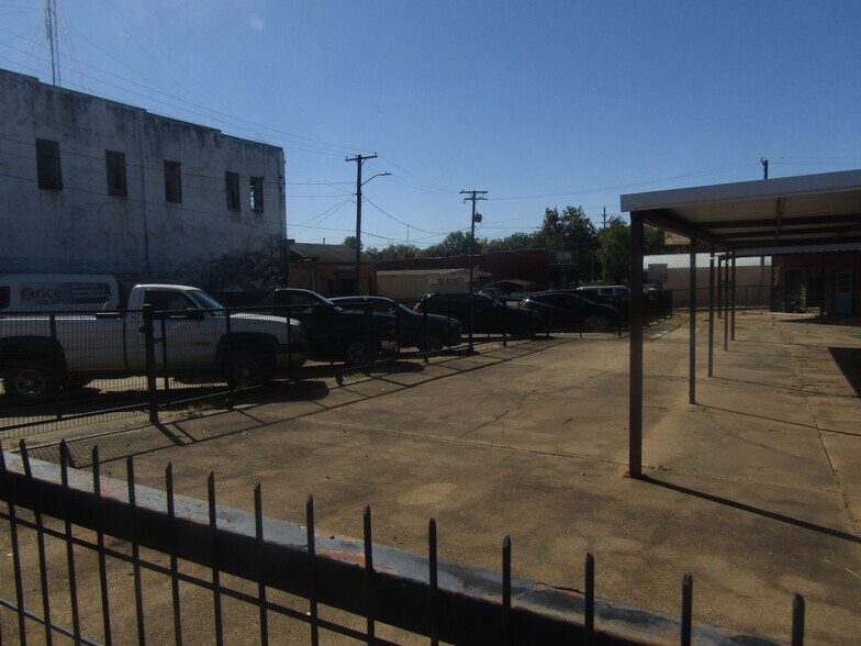 More Photos Of 9 NW Martin Luther King Ave, Idabel General Retail For Sale