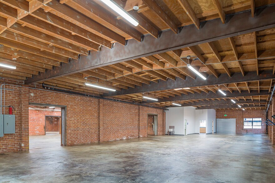 More Photos Of 1458 E 58th Pl, Los Angeles Showroom For Lease