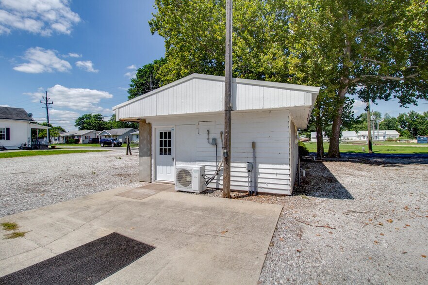 More Photos Of 98 Curtis St, Jerseyville Flex For Sale