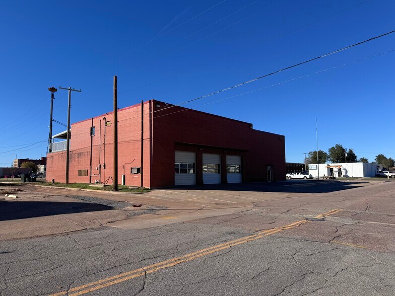 More Photos Of 200 Commerce St, Altus Mixed Retail For Lease