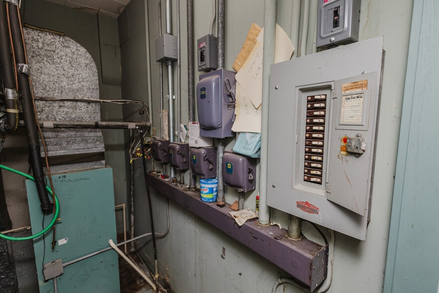 More Photos Of 724 N Main St, Newton Storefront For Sale