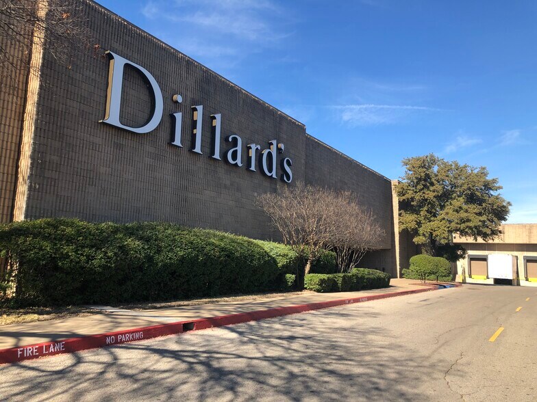 6001 W Waco Dr, Waco, TX 76710 Department Store For Sale