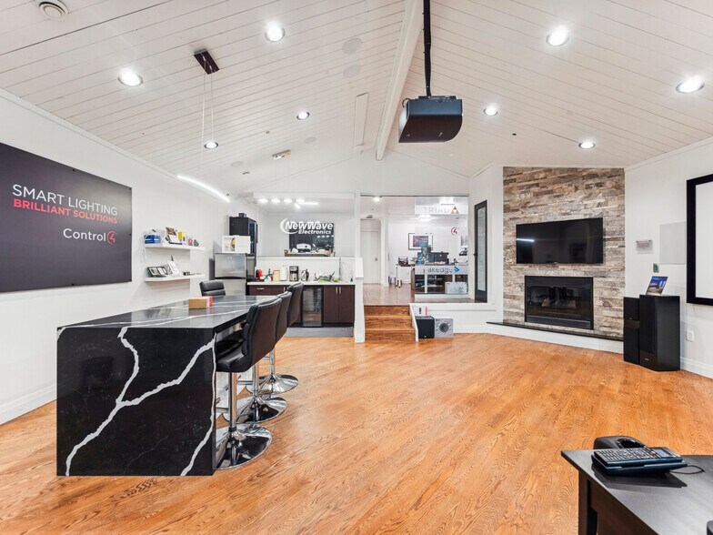 More Photos Of 175 W Beaver Creek Rd, Richmond Hill Light Distribution For Sale