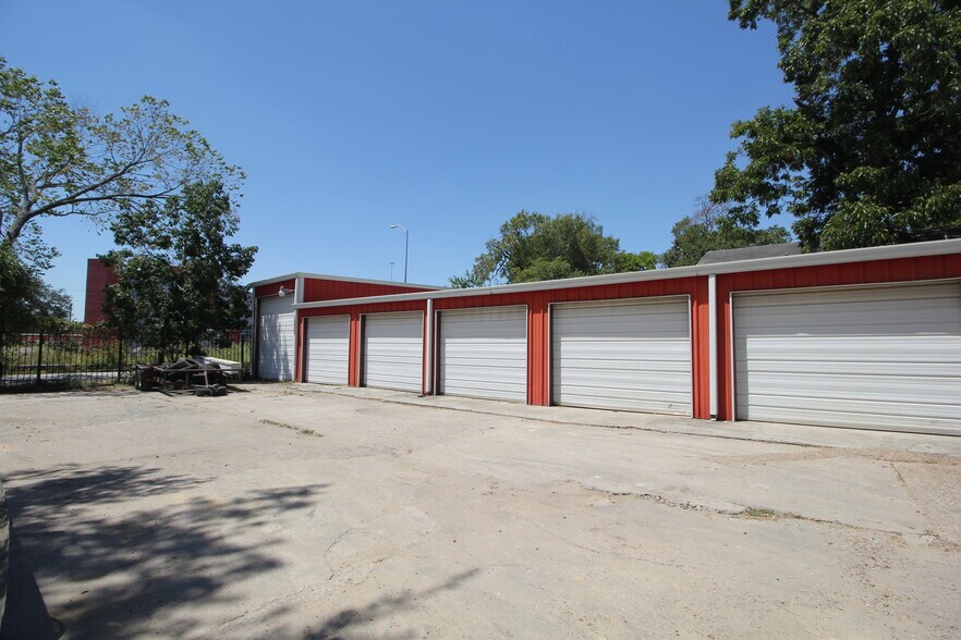 Primary Photo Of 2736 Fennell St, Houston Light Distribution For Lease