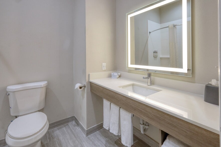 More Photos Of 46300 Interstate 10, Winnie Hotel For Sale