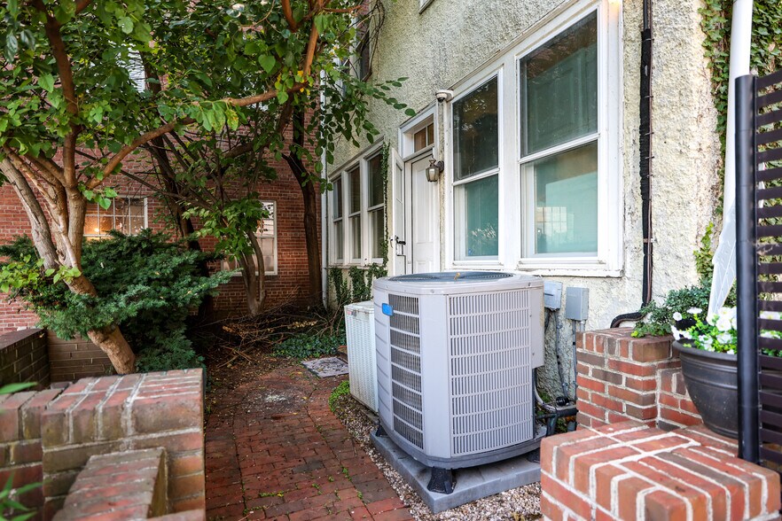 More Photos Of 3 E Market St, Leesburg Office For Sale