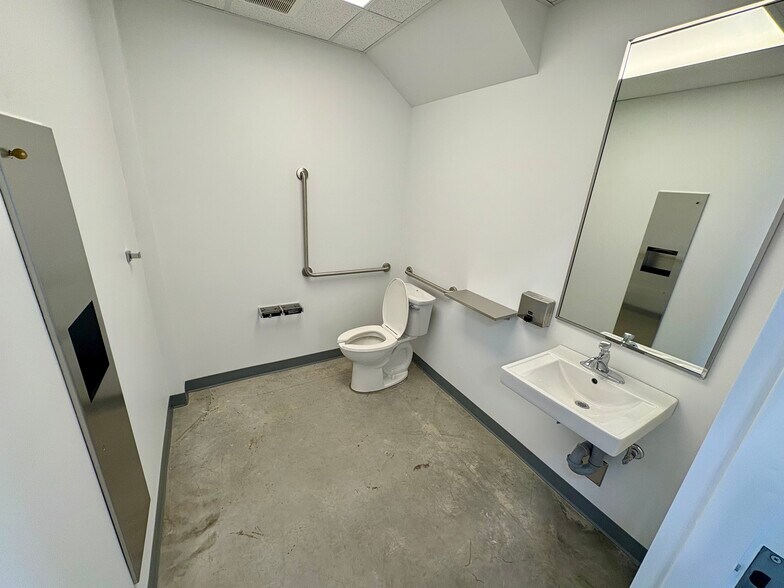 More Photos Of 2660 Barnet Hwy, Coquitlam Warehouse For Sale