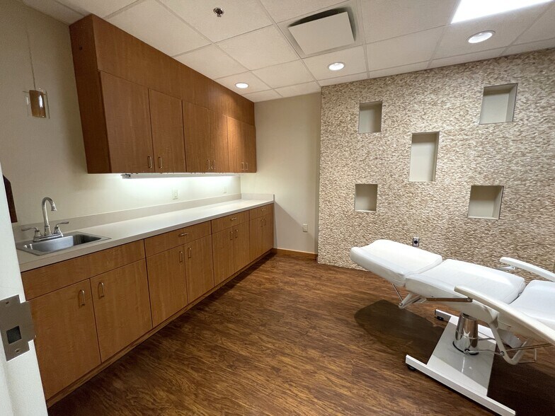 More Photos Of 3600 SW Capital Ave, Battle Creek Medical For Lease