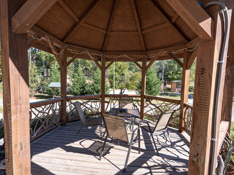 More Photos Of 125 Tee Pee Dr, Whittier Hotel For Sale