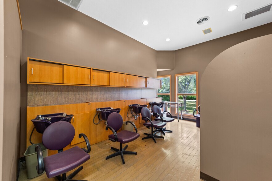 More Photos Of 6071 Old Middle Ridge Rd, Lorain Office For Sale