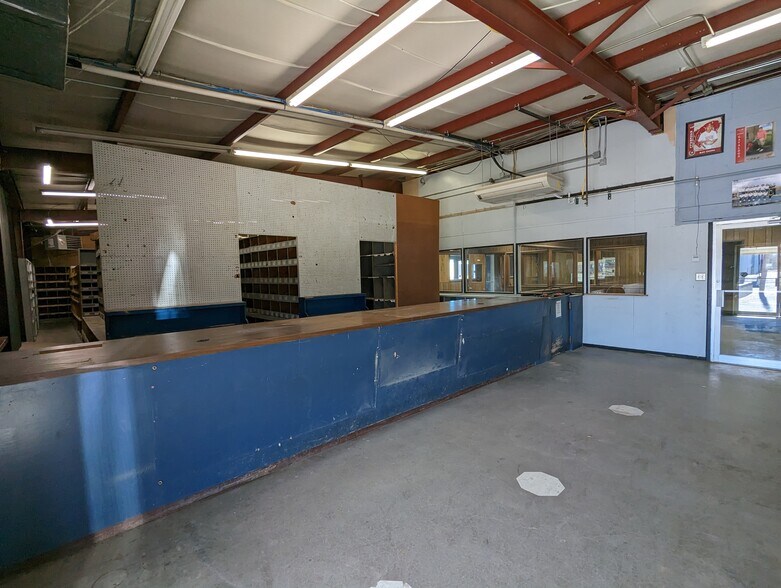 More Photos Of 714 E 2nd St, Odessa Flex For Lease