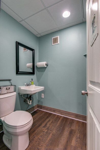 More Photos Of 1115 Lakeview Dr, Franklin Freestanding For Sale