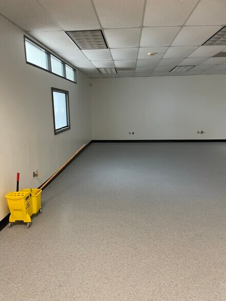 More Photos Of 15135 Jacintoport Blvd, Houston Warehouse For Sale