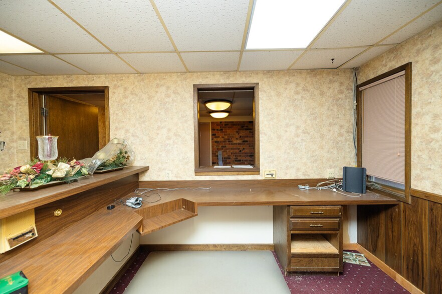 More Photos Of 504 N Poplar St, Peabody Medical For Sale