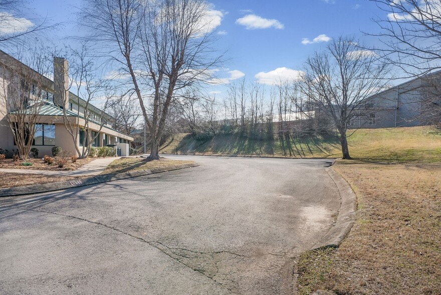 More Photos Of 112 Center Ct, Clarksville Office Residential For Sale