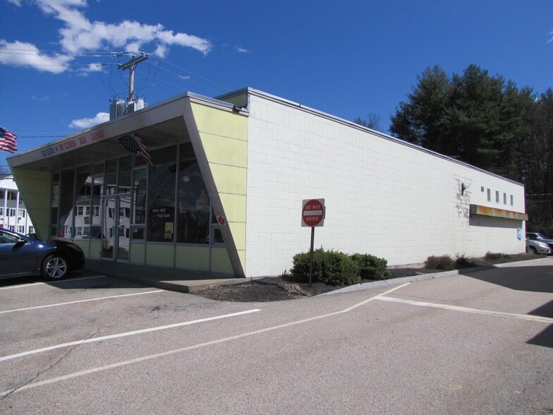 More Photos Of 97 Portsmouth Ave, Exeter Freestanding For Sale