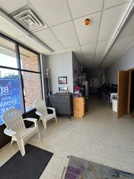 More Photos Of 728 Schelfhout Ln, Kimberly Freestanding For Lease