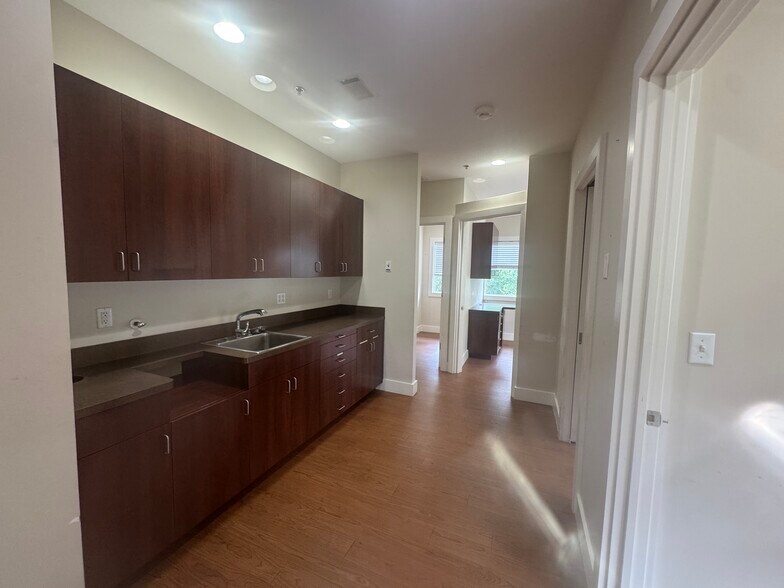 More Photos Of 23 N Main St, Hilton Head Island Office For Sale