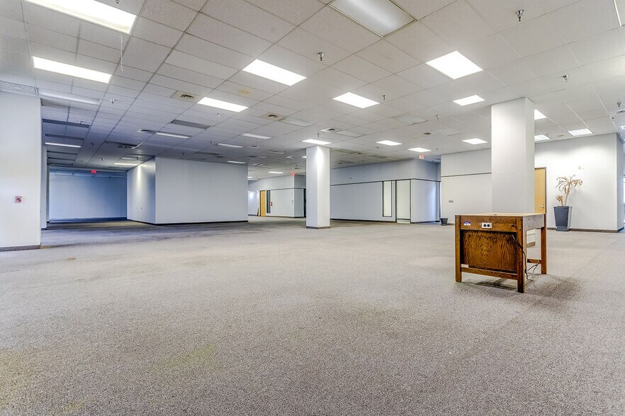 More Photos Of 2350 Valley View Ln, Dallas Loft Creative Space For Lease