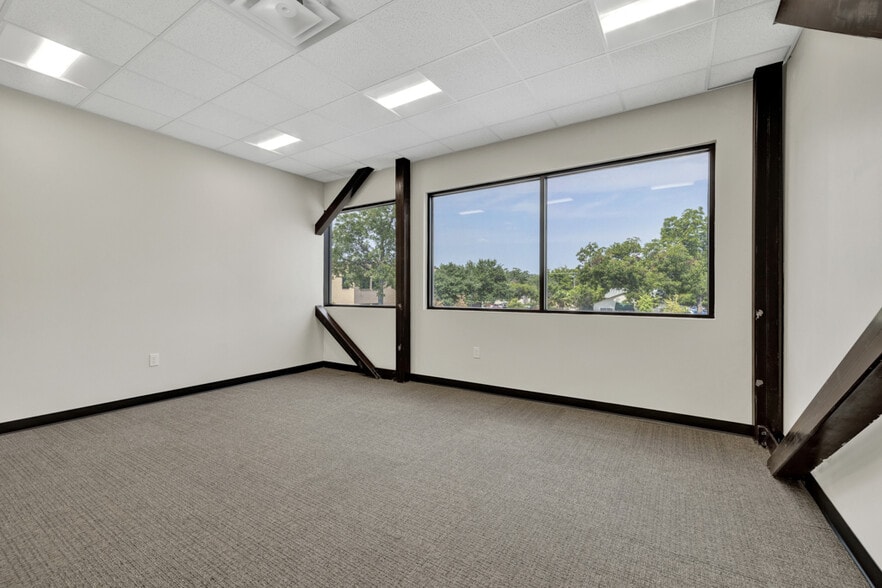 More Photos Of 207 E San Antonio St, New Braunfels Loft Creative Space For Lease