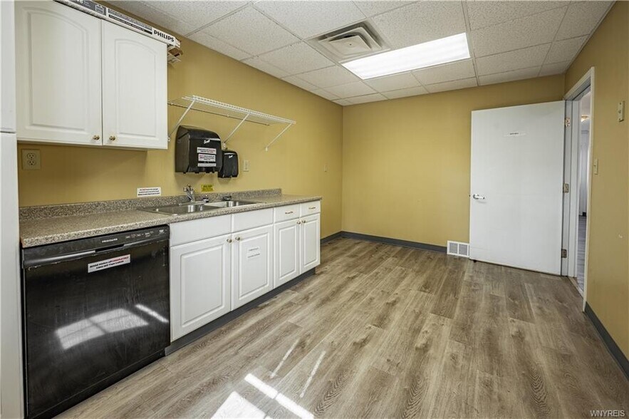 More Photos Of 6115 1st St, Newfane Office For Sale