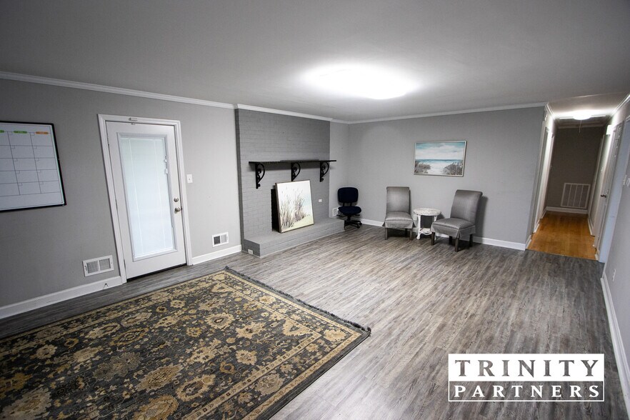 More Photos Of 1253 Pine St, Elgin Office For Lease