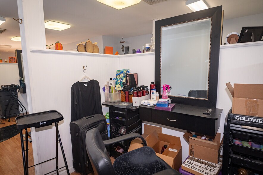 More Photos Of 56 N Plank Rd, Newburgh Freestanding For Sale