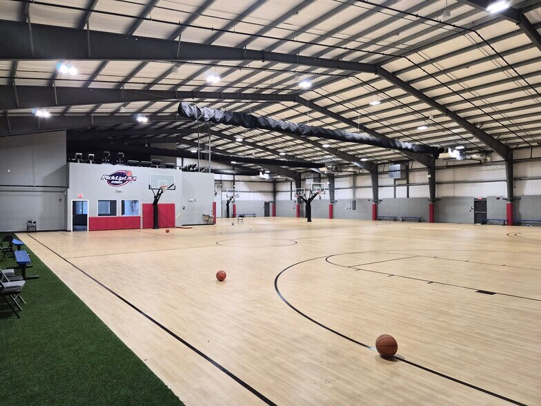 More Photos Of 8200 Cypress Plaza Dr, Jacksonville Health Club For Lease