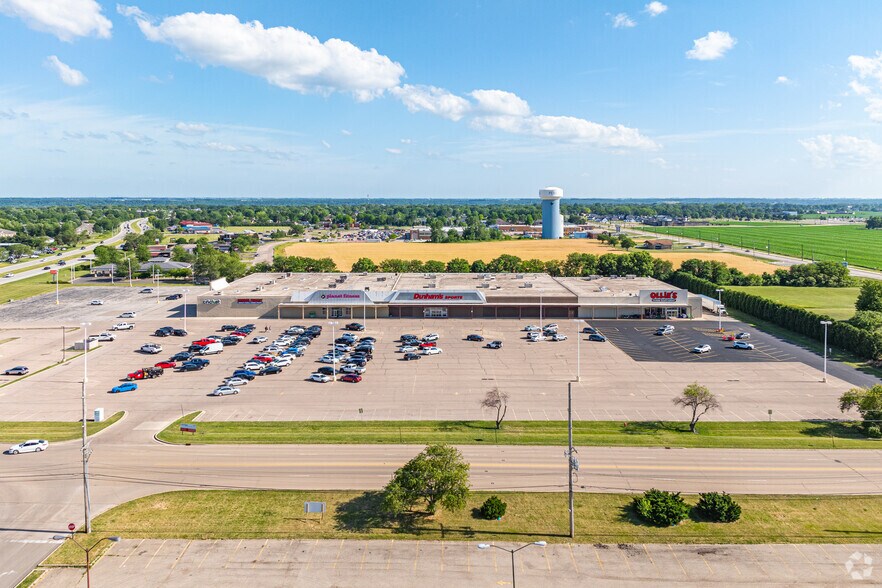 More Photos Of 1608 36th St, Peru Freestanding For Lease