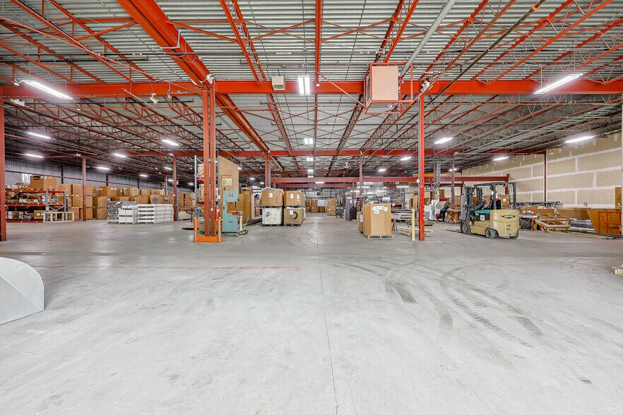 More Photos Of 780 Rue Georges-Cros, Granby Distribution For Lease