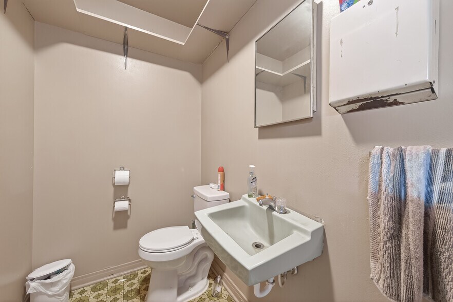 More Photos Of 917 E Main St, Eagle Lake Service Station For Sale