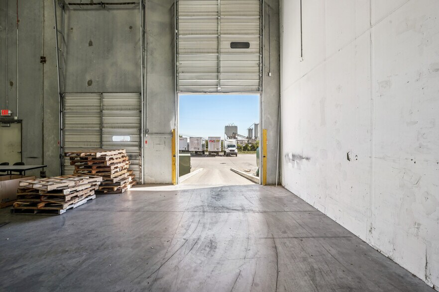 More Photos Of 2251 Picadilly Dr, Austin Warehouse For Lease