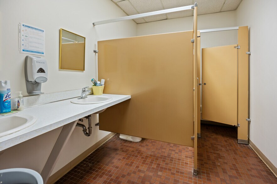 More Photos Of 19 Lunar Dr, Woodbridge Medical For Lease