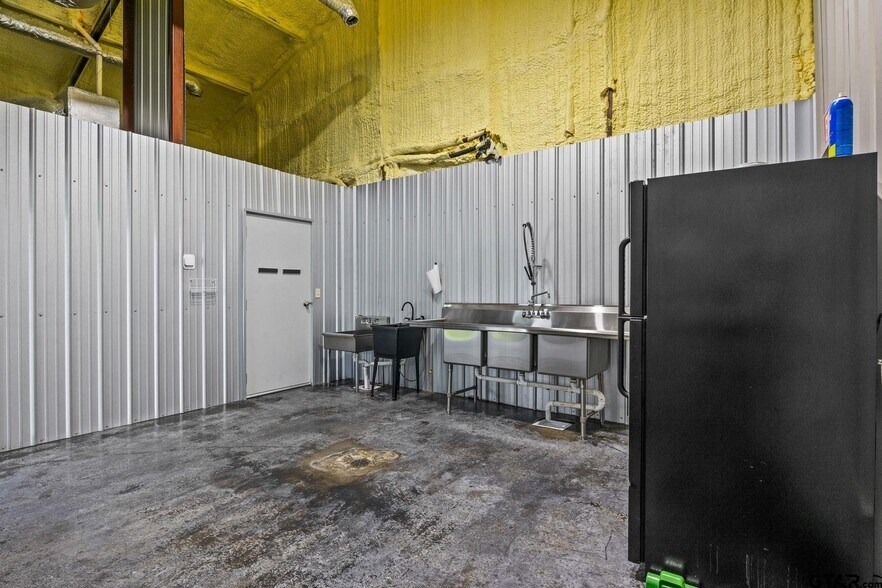 More Photos Of 908 W Broadway St, Winnsboro Flex For Sale