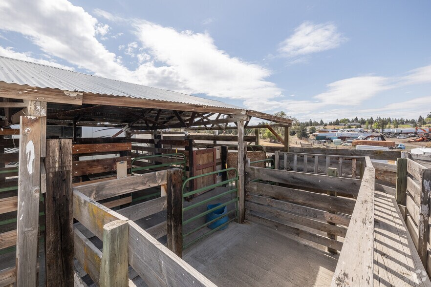 More Photos Of 1762 S Adams Dr, Madras Manufacturing For Sale