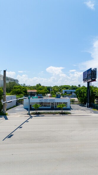 More Photos Of 18060 Biscayne Blvd, Aventura Freestanding For Lease