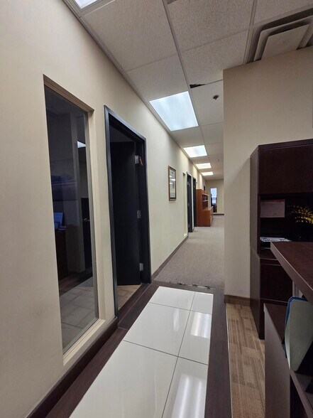 More Photos Of 4360 Ch de la Côte-de-Liesse, Mt Royal Showroom For Lease