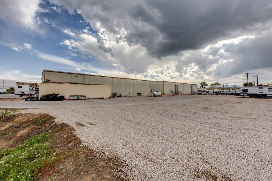 More Photos Of 4081 Camelot Cir, Longmont Showroom For Sale