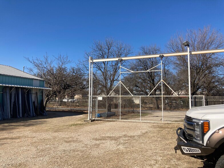 More Photos Of 1218 W Shady Grove Rd, Grand Prairie Service For Lease