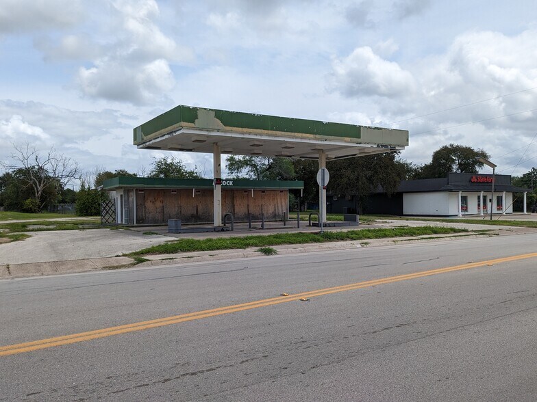 Primary Photo Of 118 S Cameron St, Alice Convenience Store For Sale