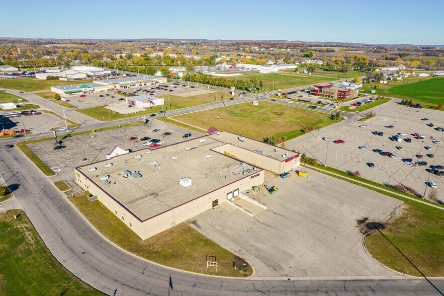 More Photos Of 1225 Timberlane Dr, Sauk Centre General Retail For Lease