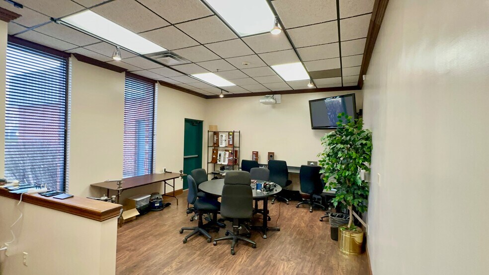 More Photos Of 1014 S Main St, Nicholasville Office For Sale