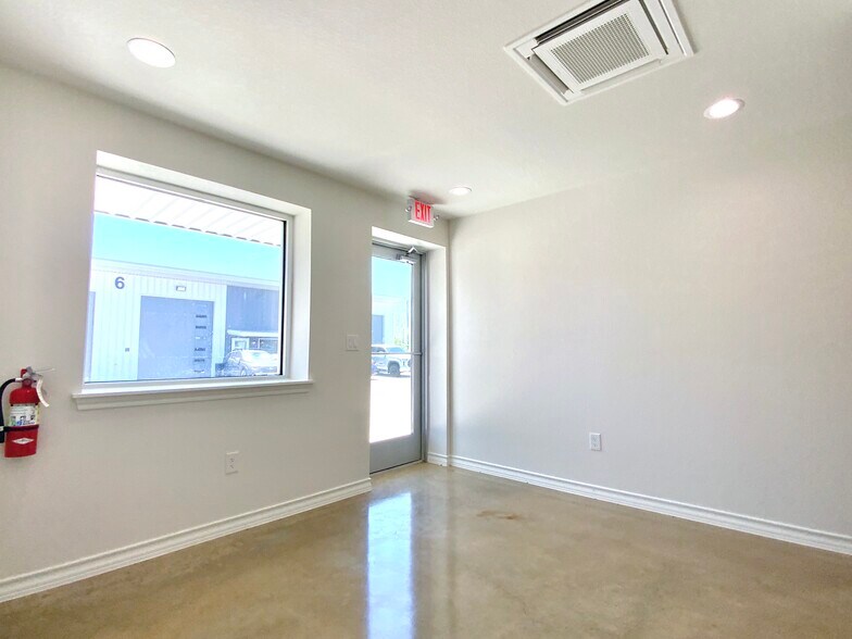More Photos Of 1304 Leander Dr, Leander Unknown For Lease
