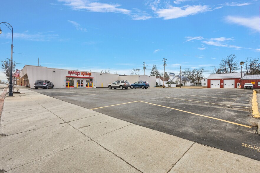 More Photos Of 326 E Main St, Edmore Freestanding For Sale