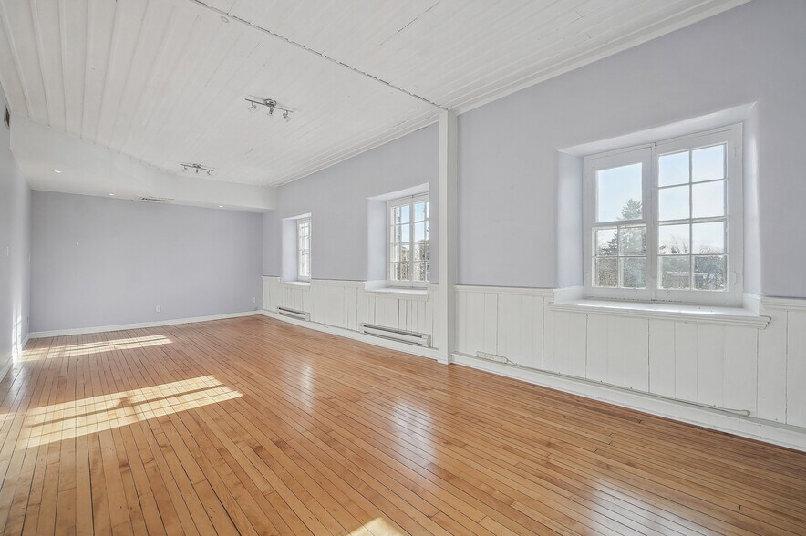 More Photos Of 32 Rue Saint-Charles, Longueuil Office For Lease